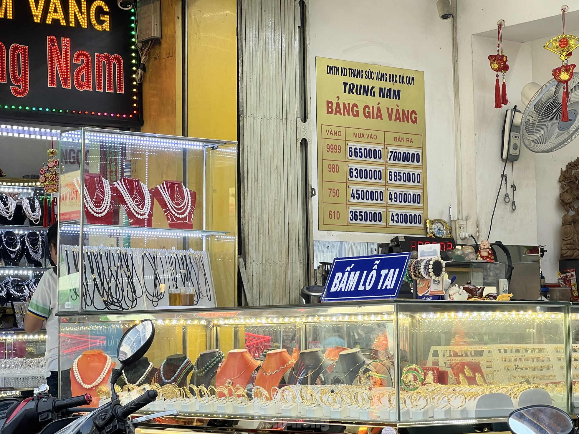 Bất ngờ về việc mua bán vàng nhẫn - Ảnh 14. Bất ngờ về việc mua bán vàng nhẫn - Ảnh 14.