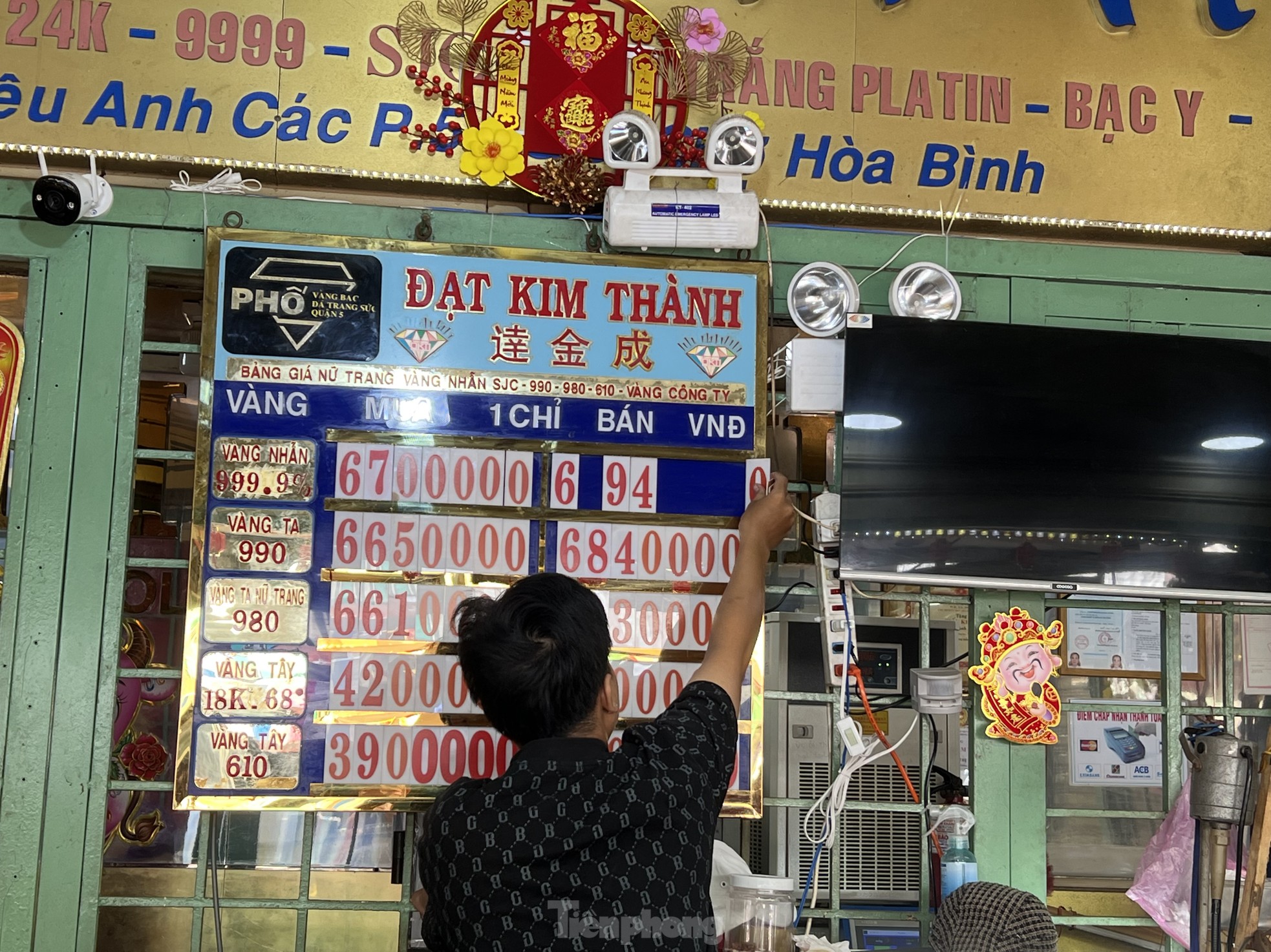 Bất ngờ về việc mua bán vàng nhẫn - Ảnh 9. Bất ngờ về việc mua bán vàng nhẫn - Ảnh 9.