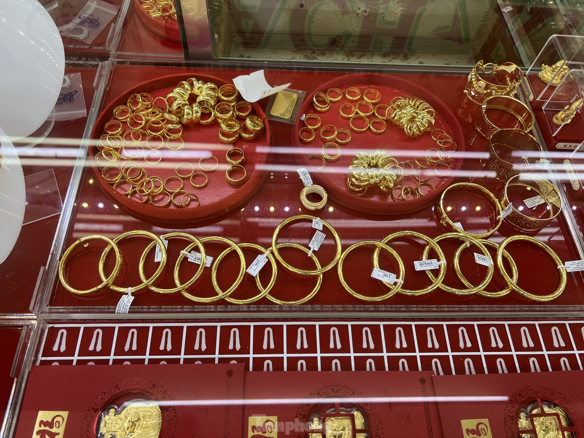 Bất ngờ về việc mua bán vàng nhẫn - Ảnh 13. Bất ngờ về việc mua bán vàng nhẫn - Ảnh 13.