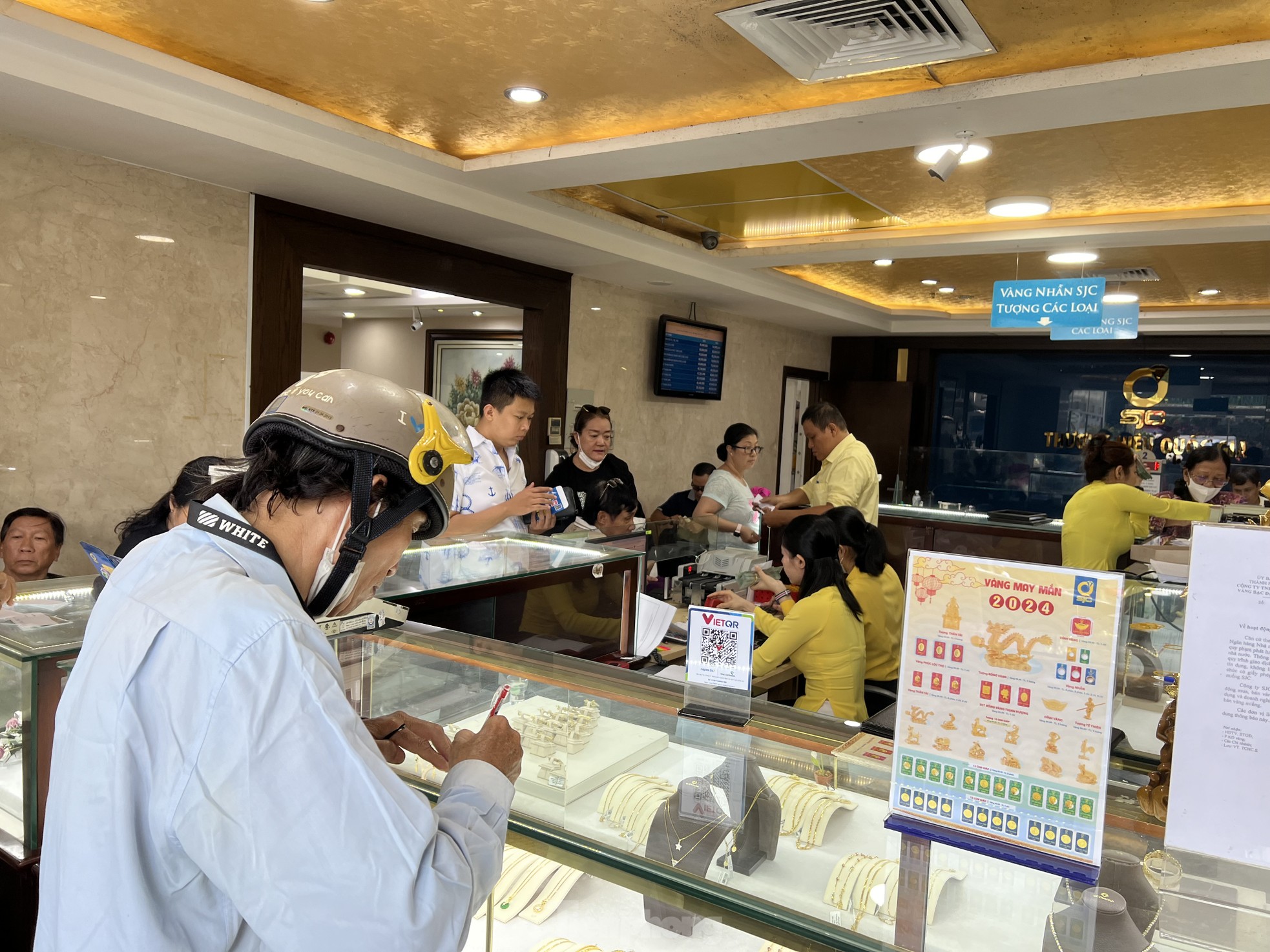 Bất ngờ về việc mua bán vàng nhẫn - Ảnh 2. Bất ngờ về việc mua bán vàng nhẫn - Ảnh 2.