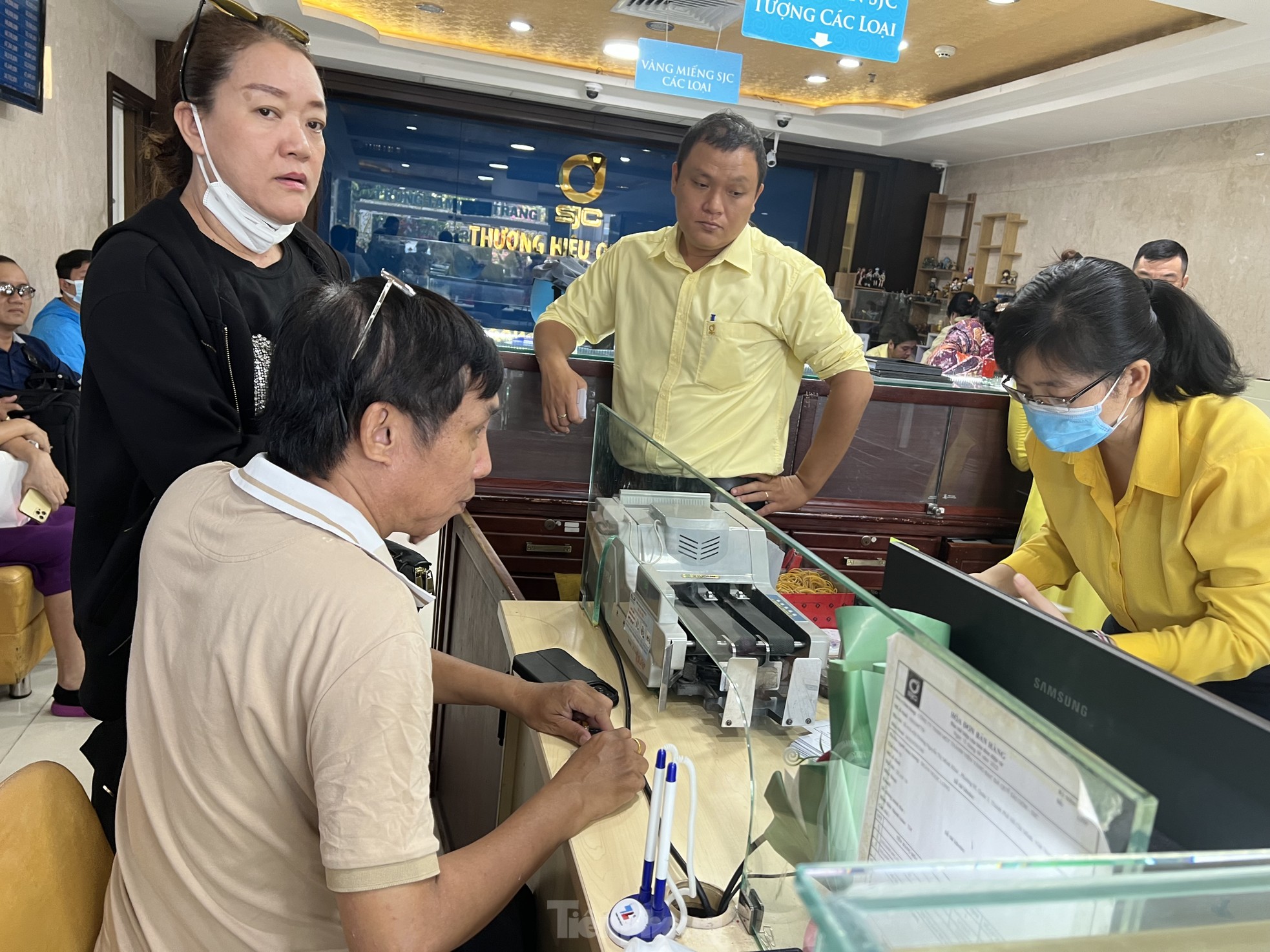 Bất ngờ về việc mua bán vàng nhẫn - Ảnh 1. Bất ngờ về việc mua bán vàng nhẫn - Ảnh 1.