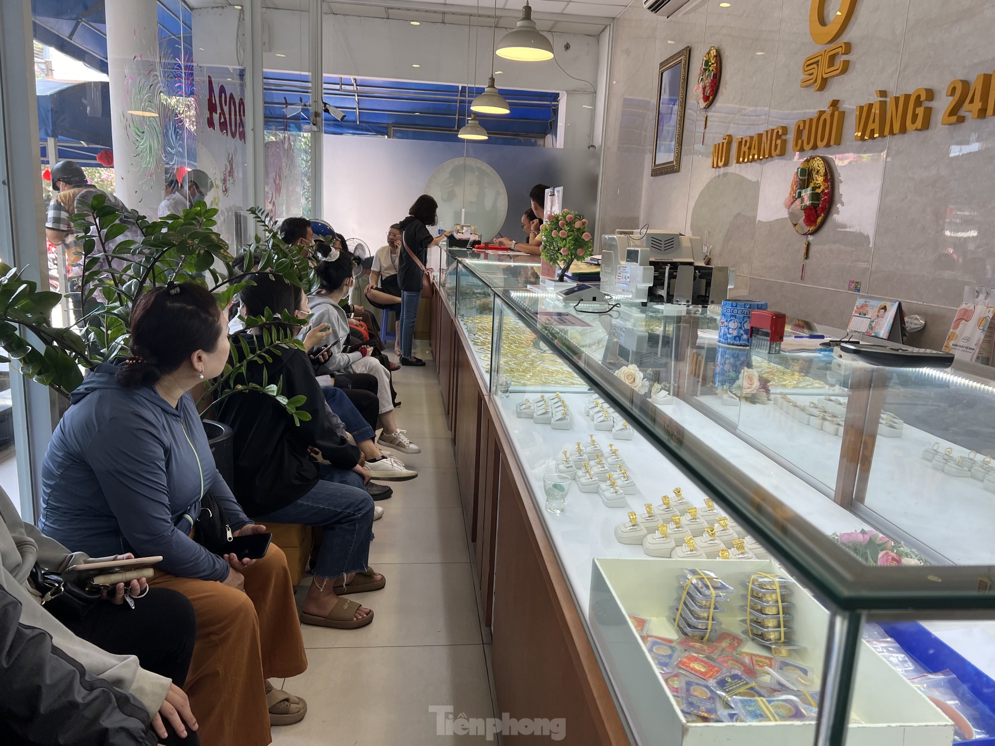 Bất ngờ về việc mua bán vàng nhẫn - Ảnh 4. Bất ngờ về việc mua bán vàng nhẫn - Ảnh 4.