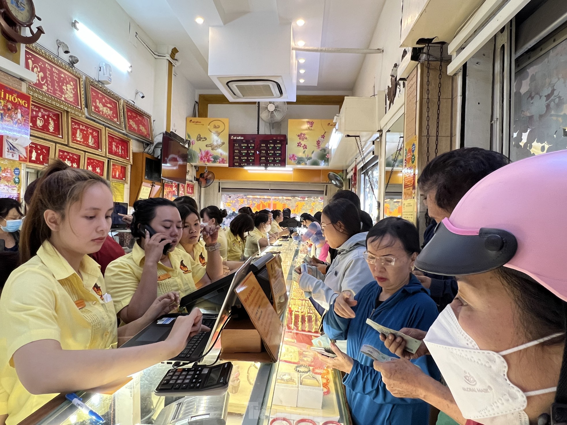 Bất ngờ về việc mua bán vàng nhẫn - Ảnh 5. Bất ngờ về việc mua bán vàng nhẫn - Ảnh 5.