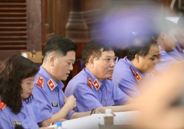 Cựu lãnh đạo SCB khai bà Trương Mỹ Lan có sức ảnh hưởng lớn, là người quyết định - Ảnh 1. Cựu lãnh đạo SCB khai bà Trương Mỹ Lan có sức ảnh hưởng lớn, là người quyết định - Ảnh 1.