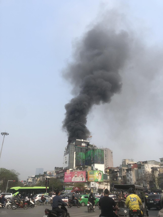Đang cháy lớn tòa nhà 9 tầng trên phố kinh doanh sầm uất ở Hà Nội - Ảnh 4.