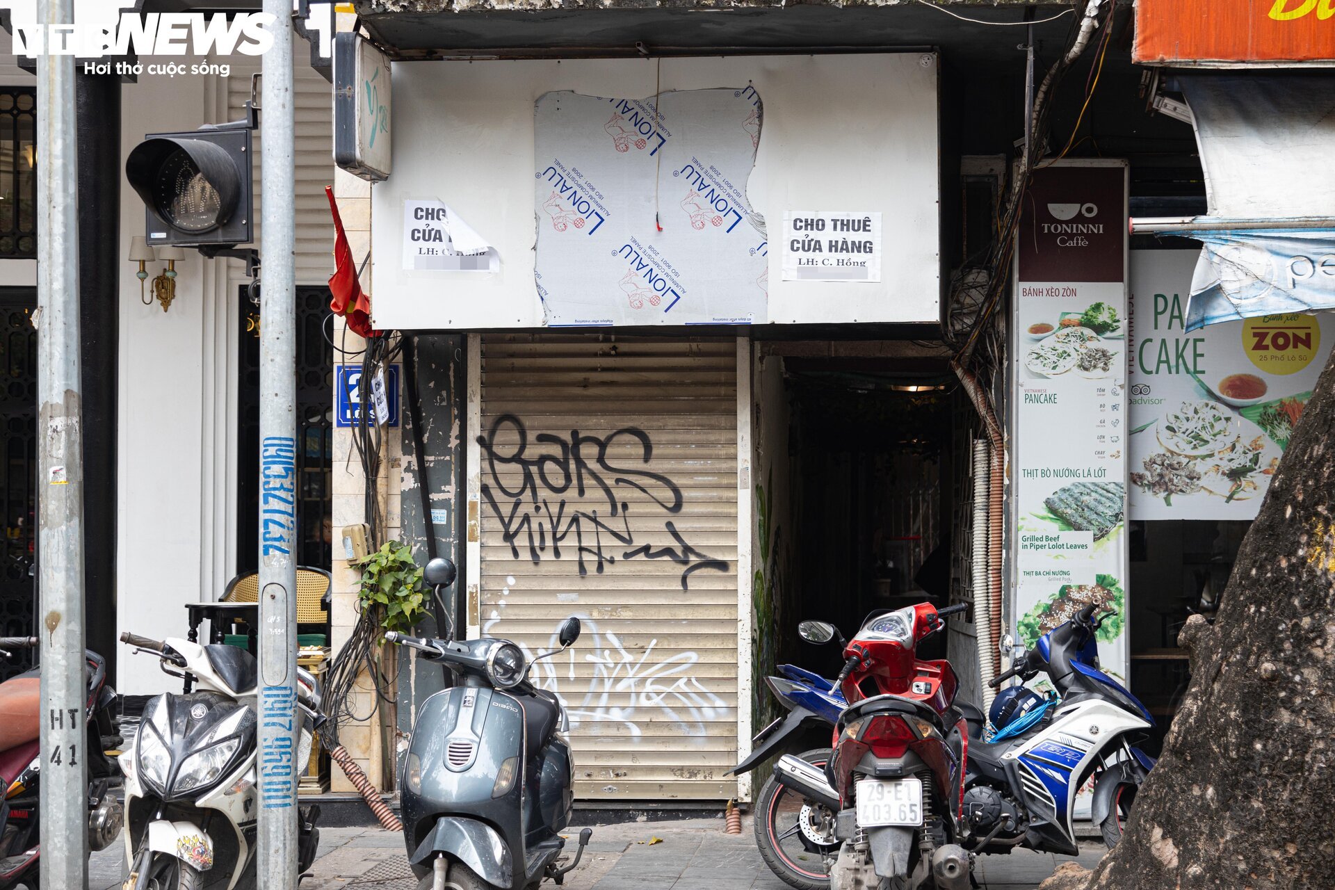 Nhiều cửa hàng giữa phố cổ Hà Nội im lìm đóng cửa, chủ nhà ngóng khách thuê - Ảnh 7.