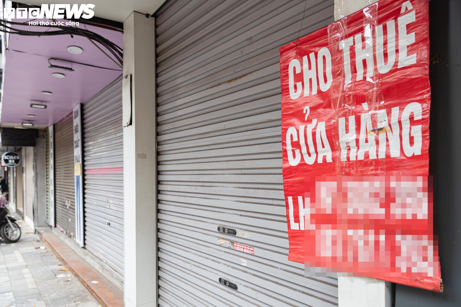 Nhiều cửa hàng giữa phố cổ Hà Nội im lìm đóng cửa, chủ nhà ngóng khách thuê - Ảnh 2.