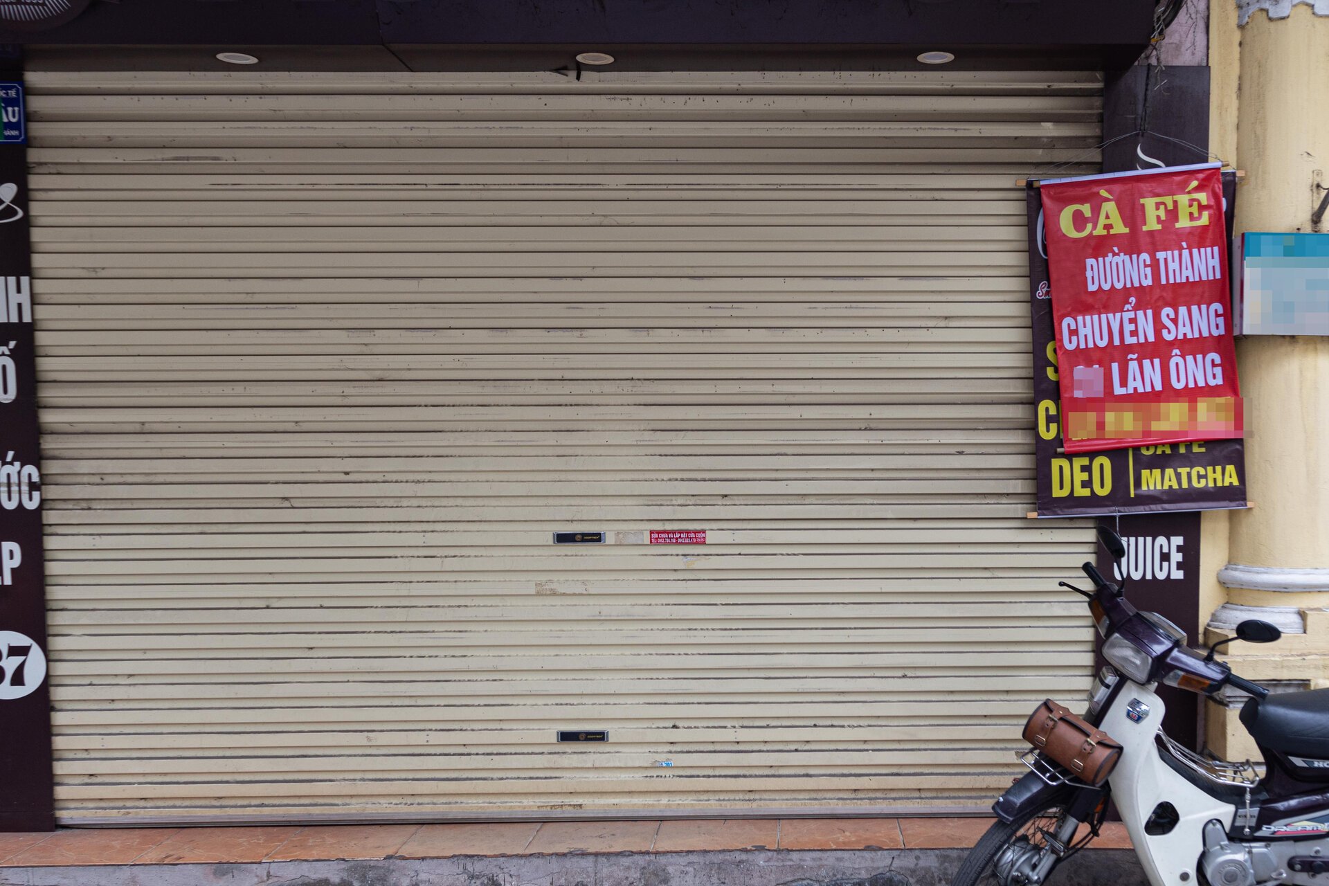 Nhiều cửa hàng giữa phố cổ Hà Nội im lìm đóng cửa, chủ nhà ngóng khách thuê - Ảnh 10.