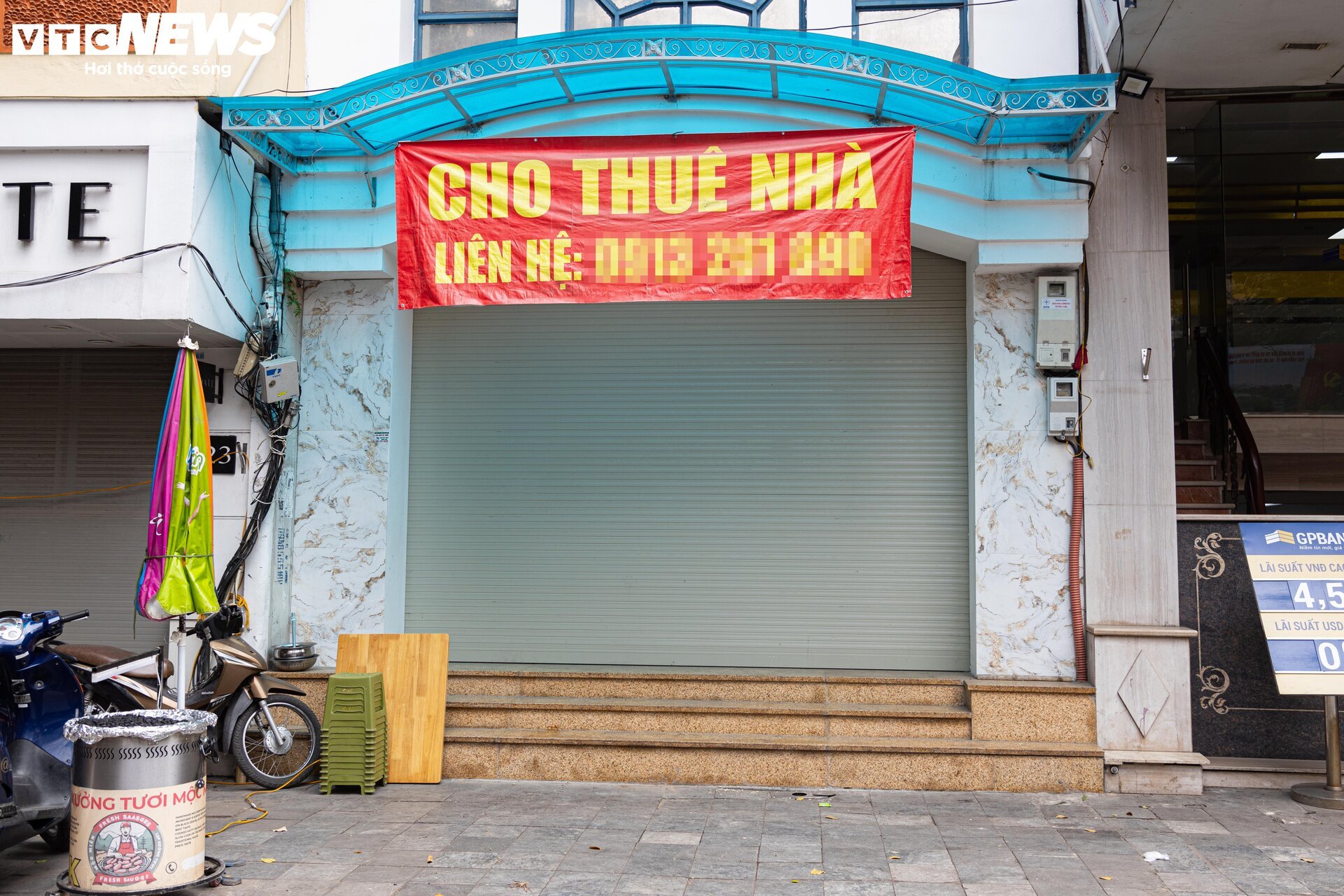 Nhiều cửa hàng giữa phố cổ Hà Nội im lìm đóng cửa, chủ nhà ngóng khách thuê - Ảnh 19.