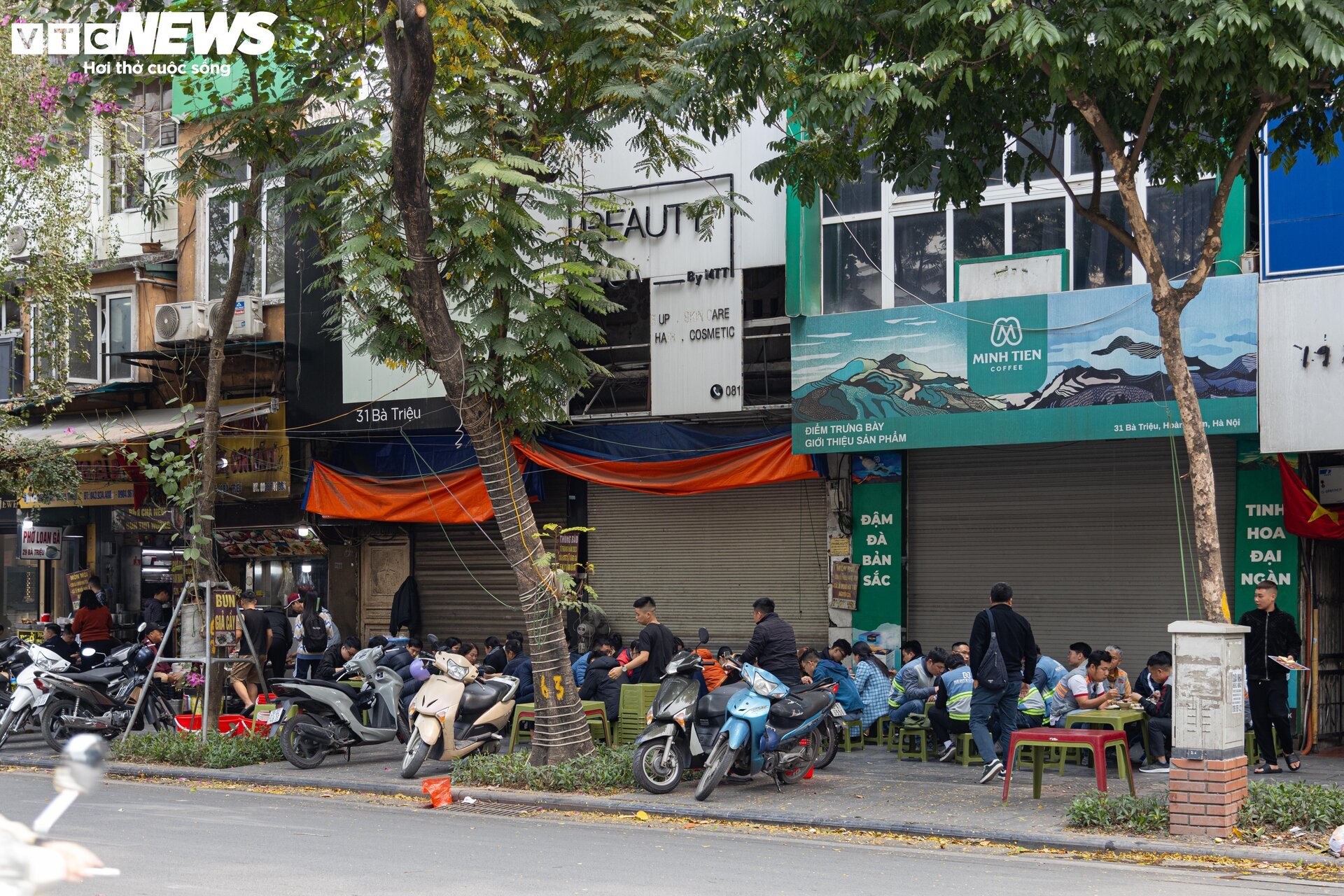Nhiều cửa hàng giữa phố cổ Hà Nội im lìm đóng cửa, chủ nhà ngóng khách thuê - Ảnh 14.