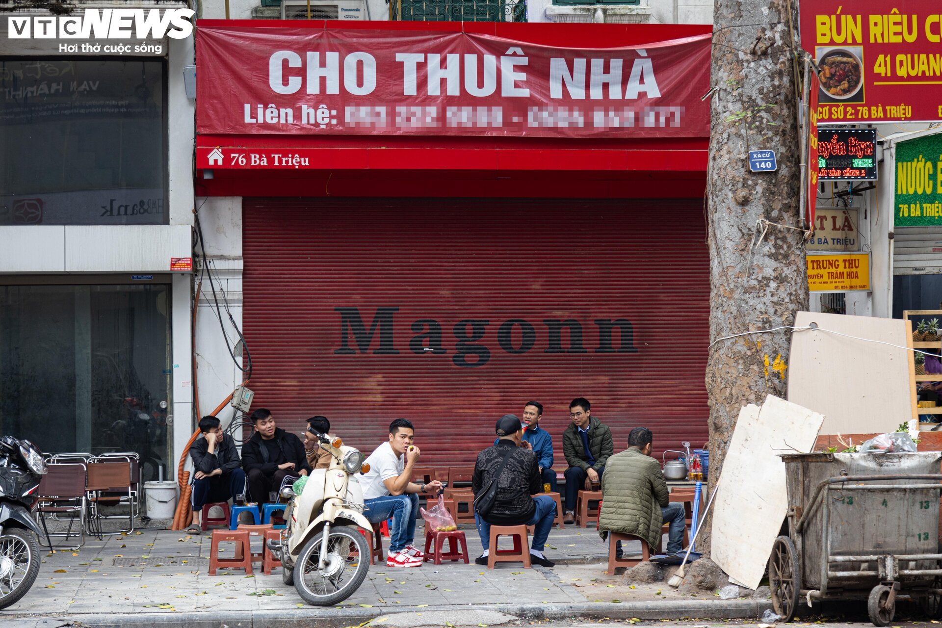 Nhiều cửa hàng giữa phố cổ Hà Nội im lìm đóng cửa, chủ nhà ngóng khách thuê - Ảnh 15.