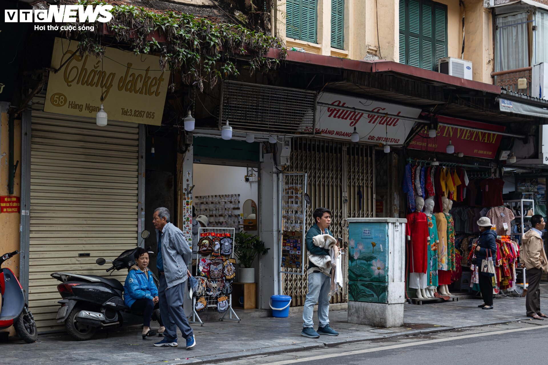 Nhiều cửa hàng giữa phố cổ Hà Nội im lìm đóng cửa, chủ nhà ngóng khách thuê - Ảnh 5.