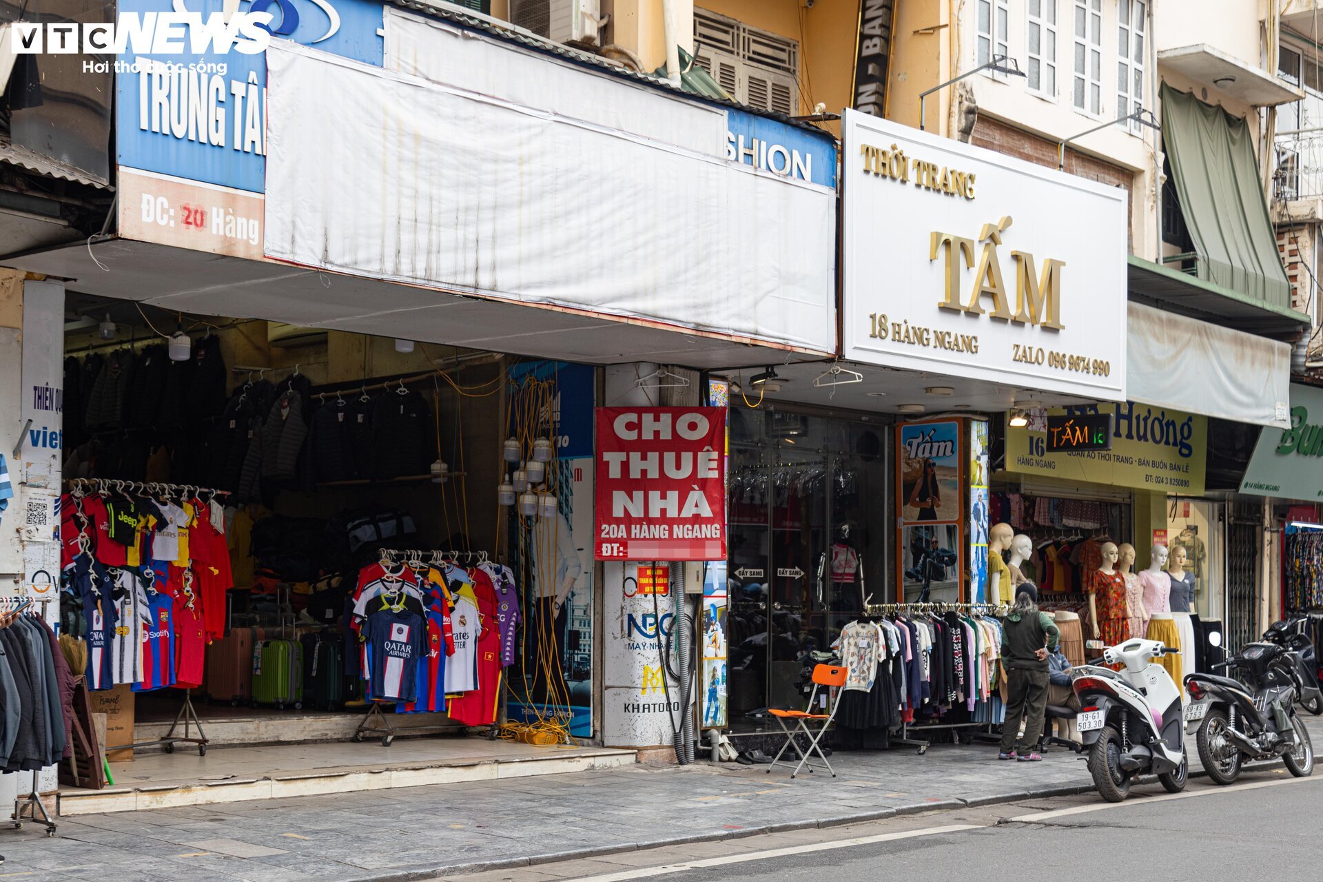 Nhiều cửa hàng giữa phố cổ Hà Nội im lìm đóng cửa, chủ nhà ngóng khách thuê - Ảnh 3.