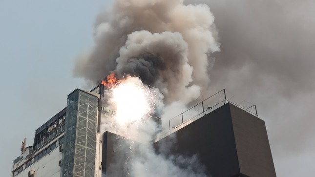 Đang cháy lớn tòa nhà 9 tầng trên phố kinh doanh sầm uất ở Hà Nội - Ảnh 6.