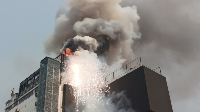 Đang cháy lớn tòa nhà 9 tầng trên phố kinh doanh sầm uất ở Hà Nội - Ảnh 5.