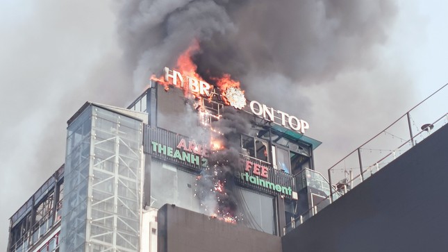 Đang cháy lớn tòa nhà 9 tầng trên phố kinh doanh sầm uất ở Hà Nội - Ảnh 7.