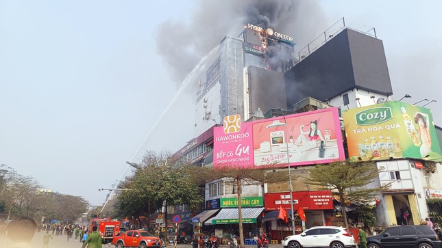 Đang cháy lớn tòa nhà 9 tầng trên phố kinh doanh sầm uất ở Hà Nội - Ảnh 2.