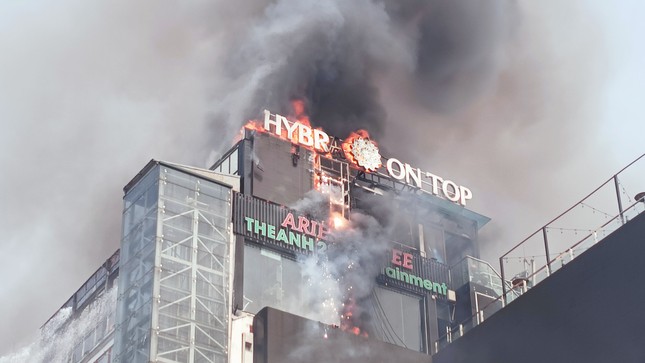 Đang cháy lớn tòa nhà 9 tầng trên phố kinh doanh sầm uất ở Hà Nội - Ảnh 8.
