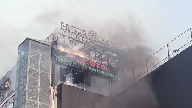 Đang cháy lớn tòa nhà 9 tầng trên phố kinh doanh sầm uất ở Hà Nội - Ảnh 9.