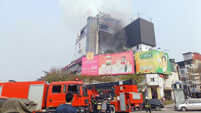 Đang cháy lớn tòa nhà 9 tầng trên phố kinh doanh sầm uất ở Hà Nội - Ảnh 1.