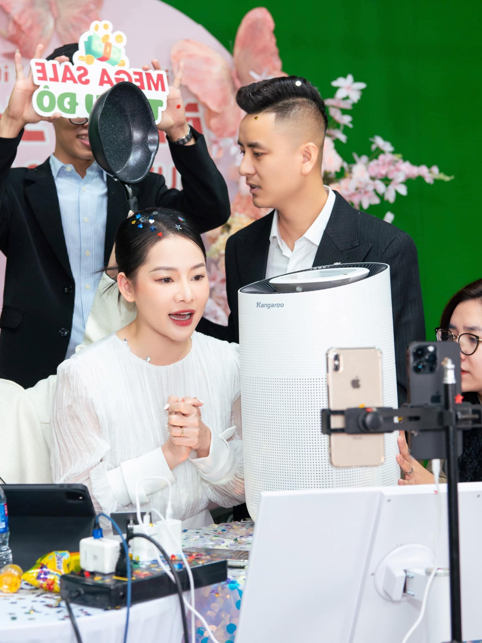 Quyền Leo Daily - từ nhân viên chạy bàn thành cặp “vợ chồng triệu đô”: Bị đối thủ chơi xấu trên livestream là điều không tránh được! - Ảnh 3. Quyền Leo Daily - từ nhân viên chạy bàn thành cặp “vợ chồng triệu đô”: Bị đối thủ chơi xấu trên livestream là điều không tránh được! - Ảnh 3.