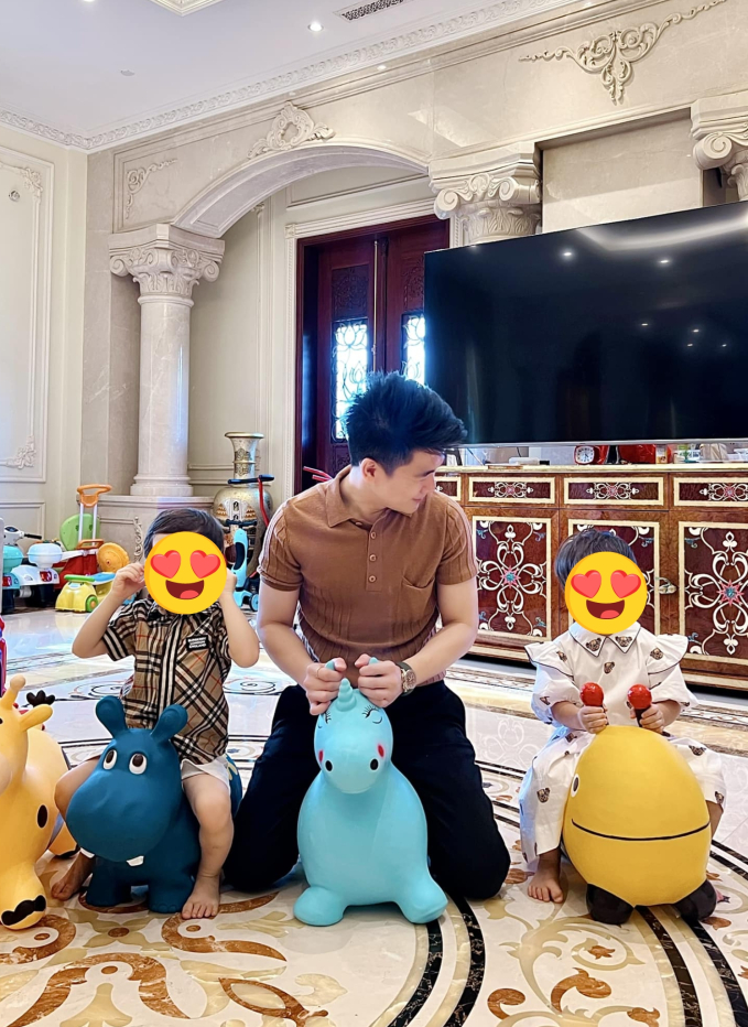 Thiếu gia tập đoàn nghìn tỷ có cuộc sống sống xa hoa, làm bố đơn thân gần 5 năm nhưng danh tính vợ vẫn là điều bí ẩn nhất! - Ảnh 5. Thiếu gia tập đoàn nghìn tỷ có cuộc sống sống xa hoa, làm bố đơn thân gần 5 năm nhưng danh tính vợ vẫn là điều bí ẩn nhất! - Ảnh 5.