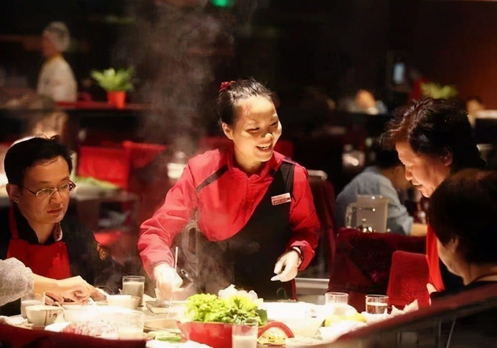 Cô gái học hết tiểu học được Chủ tịch Haidilao mời về làm việc, có hơn 42.000 tỷ: Lý do đáng khâm phục!- Ảnh 1. Cô gái học hết tiểu học được Chủ tịch Haidilao mời về làm việc, có hơn 42.000 tỷ: Lý do đáng khâm phục!- Ảnh 1.