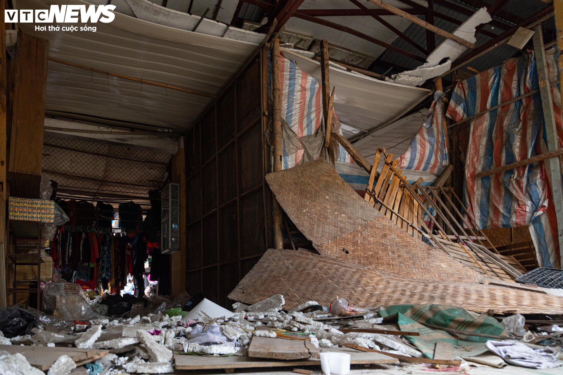 Cảnh ngổn ngang, tan hoang trong chợ Mai Động chờ ngày bị 'khai tử' - Ảnh 2.