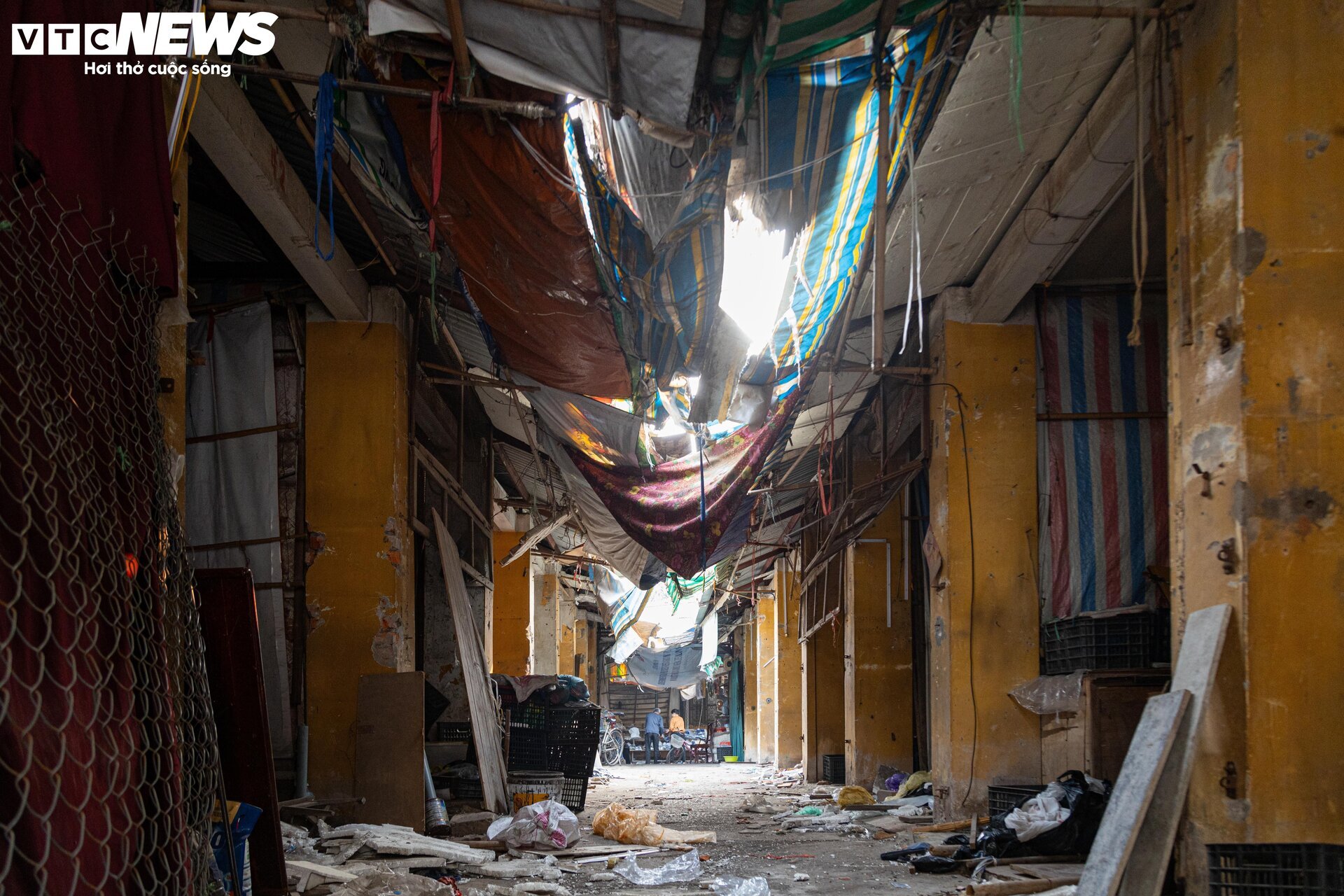 Cảnh ngổn ngang, tan hoang trong chợ Mai Động chờ ngày bị 'khai tử' - Ảnh 3.