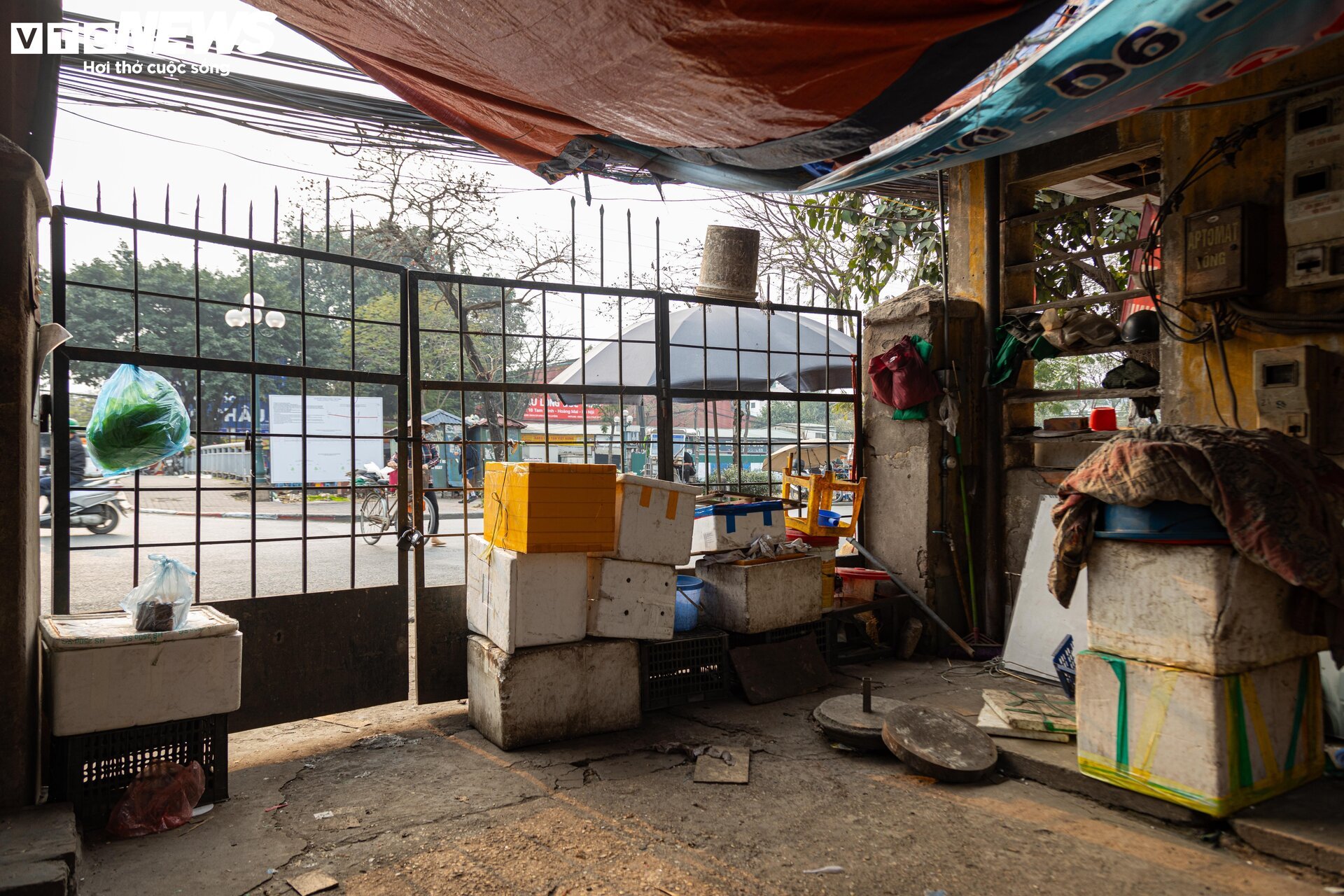Cảnh ngổn ngang, tan hoang trong chợ Mai Động chờ ngày bị 'khai tử' - Ảnh 21.