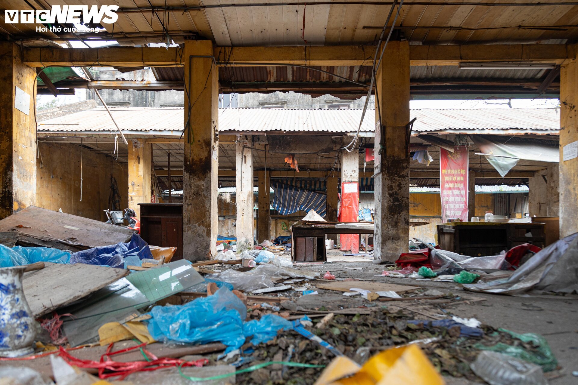Cảnh ngổn ngang, tan hoang trong chợ Mai Động chờ ngày bị 'khai tử' - Ảnh 14.