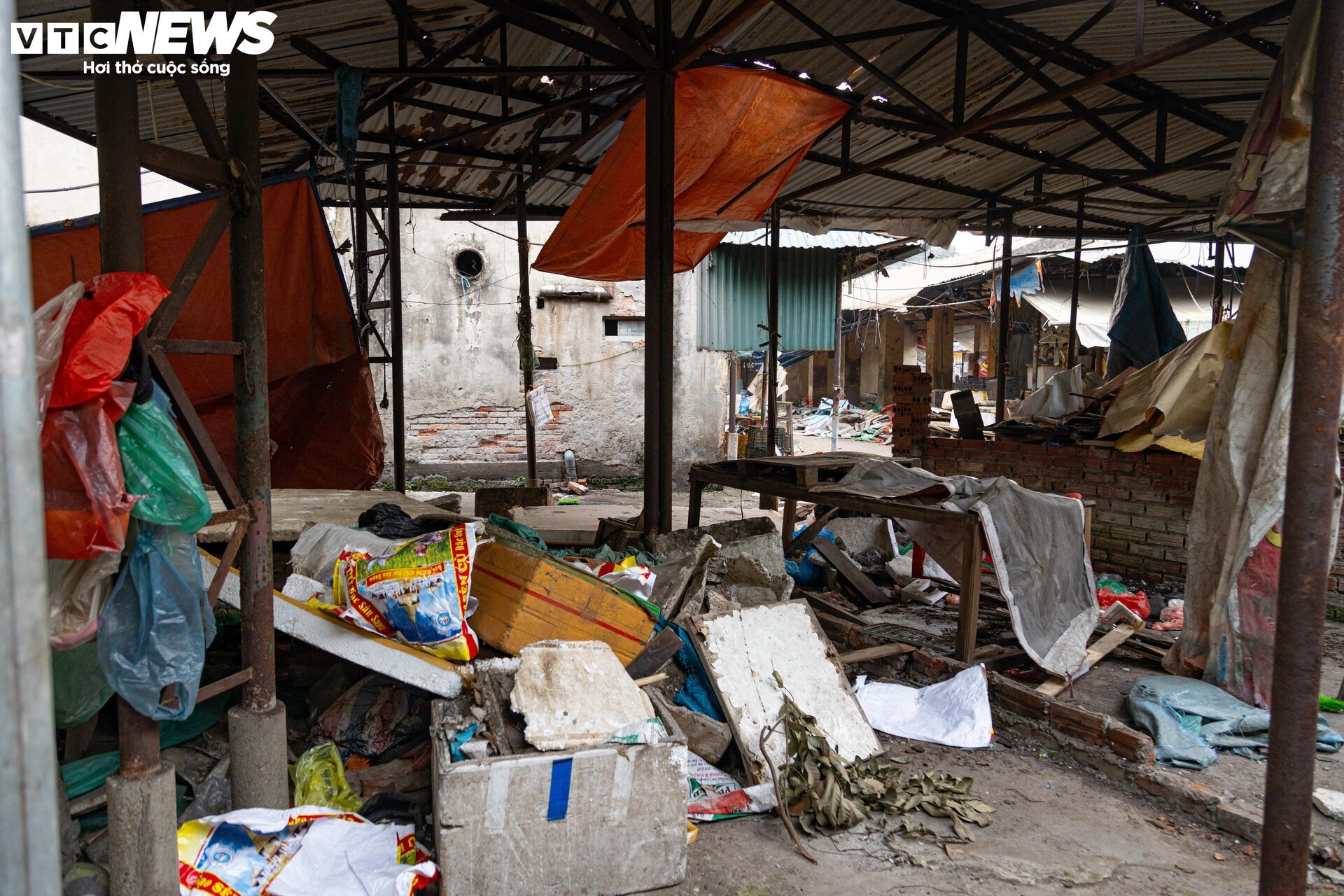 Cảnh ngổn ngang, tan hoang trong chợ Mai Động chờ ngày bị 'khai tử' - Ảnh 15.