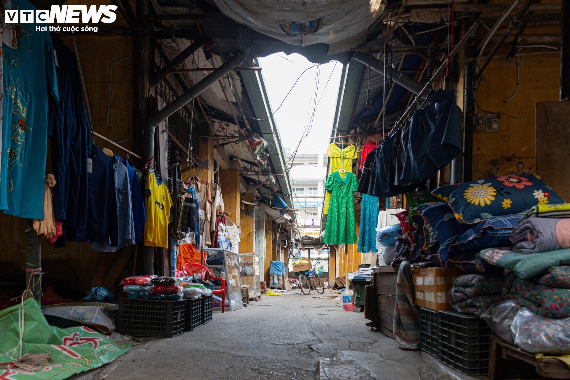 Cảnh ngổn ngang, tan hoang trong chợ Mai Động chờ ngày bị 'khai tử' - Ảnh 13.