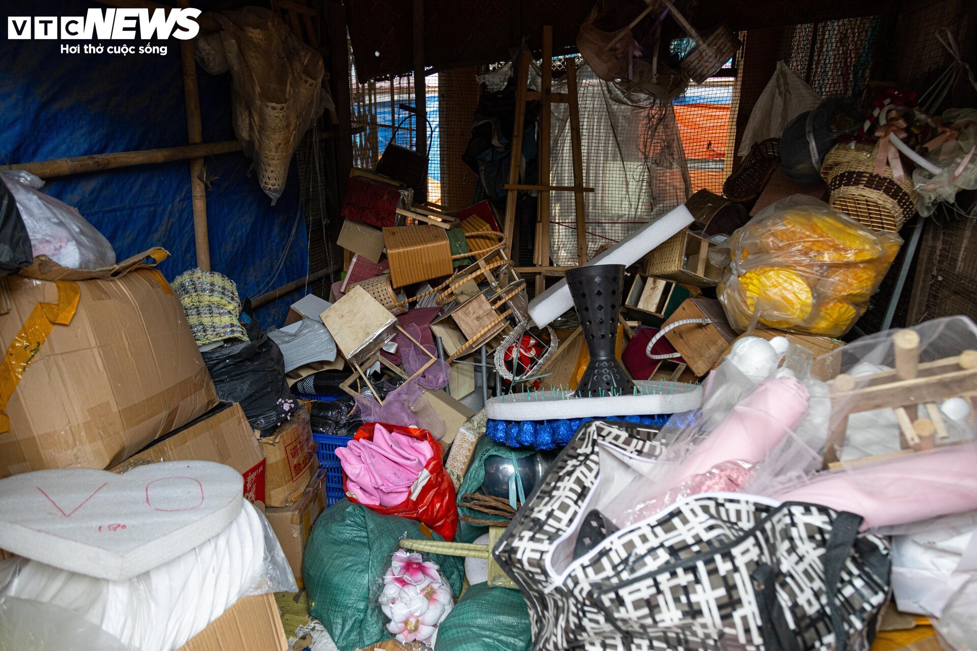 Cảnh ngổn ngang, tan hoang trong chợ Mai Động chờ ngày bị 'khai tử' - Ảnh 18.