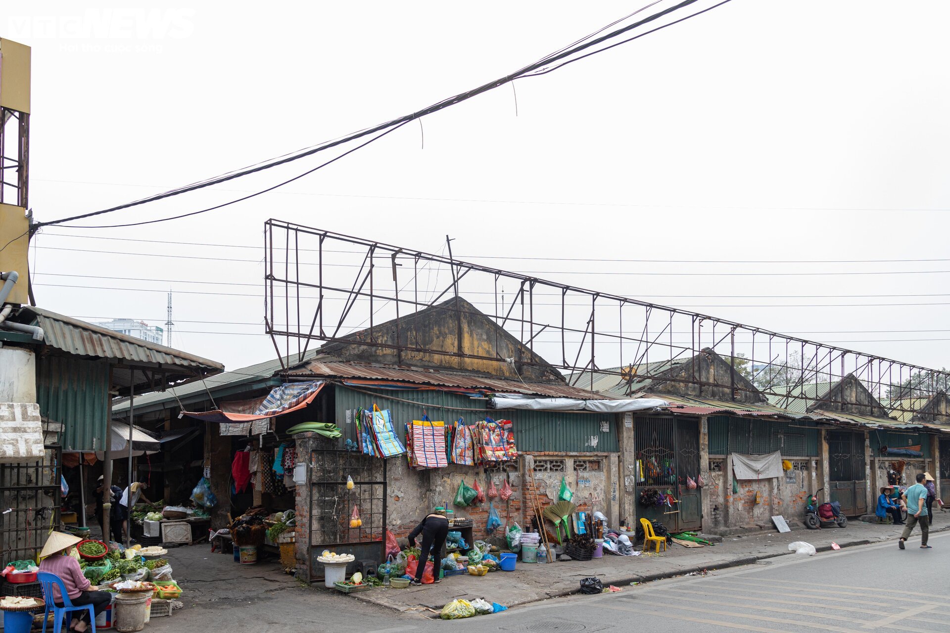 Cảnh ngổn ngang, tan hoang trong chợ Mai Động chờ ngày bị 'khai tử' - Ảnh 19.