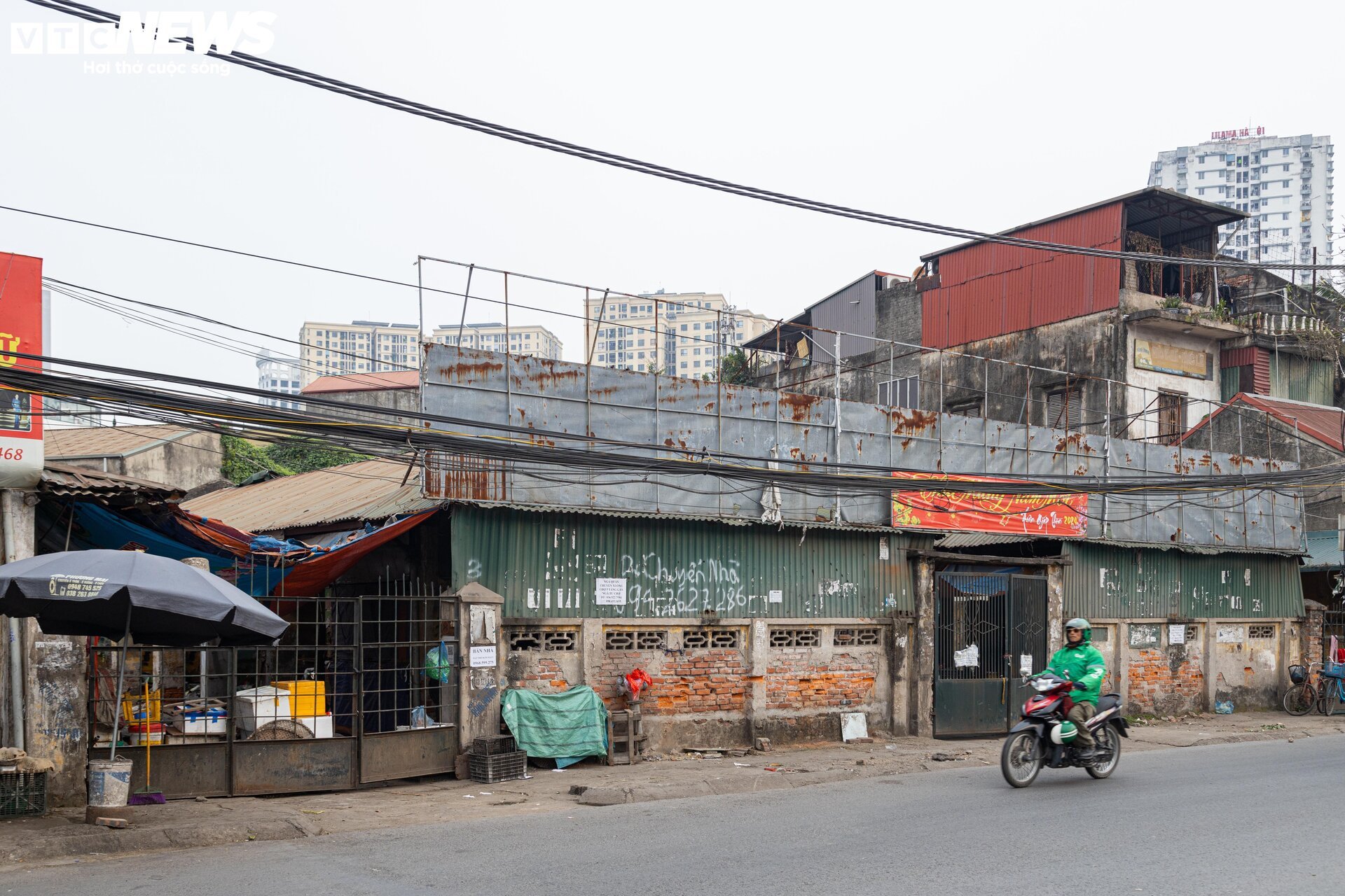 Cảnh ngổn ngang, tan hoang trong chợ Mai Động chờ ngày bị 'khai tử' - Ảnh 1.