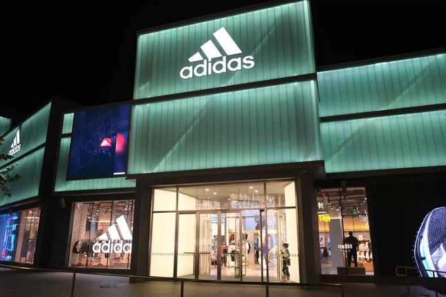 Adidas chao đảo sau khi cắt đứt quan hệ với một ca sĩ - Ảnh 1. Adidas chao đảo sau khi cắt đứt quan hệ với một ca sĩ - Ảnh 1.