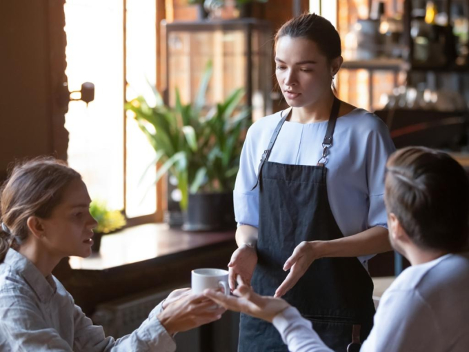 Vào nhà hàng gọi 2 cà phê và 2 bánh mỳ, thực khách ngã ngửa khi nhìn con số trên hóa đơn thanh toán, dân mạng nhìn cũng "muốn xỉu" - Ảnh 2. Vào nhà hàng gọi 2 cà phê và 2 bánh mỳ, thực khách ngã ngửa khi nhìn con số trên hóa đơn thanh toán, dân mạng nhìn cũng "muốn xỉu" - Ảnh 2.
