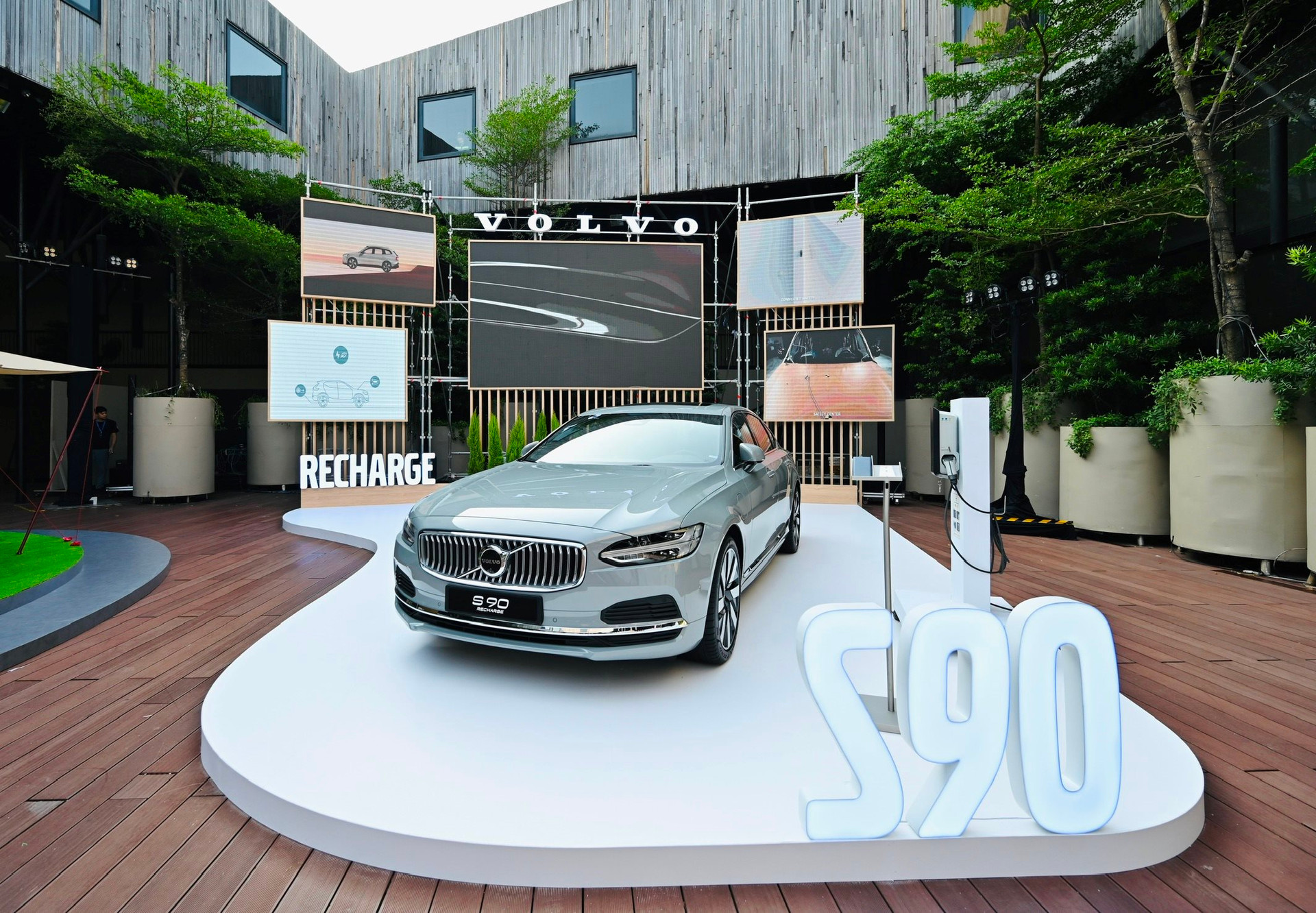 Volvo ra mắt S90 Recharge tại Việt Nam, mẫu ô tô uống xăng” ít hơn cả xe máy, giá gần 3 tỷ đồng - Ảnh 1.