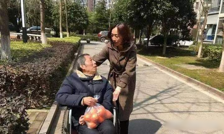 Làm bảo mẫu 15 năm, ông chủ vừa qua đời, tôi xách hành lý định đi nhưng bị cản lại: “Dì không thể đi như vậy được!”- Ảnh 1. Làm bảo mẫu 15 năm, ông chủ vừa qua đời, tôi xách hành lý định đi nhưng bị cản lại: “Dì không thể đi như vậy được!”- Ảnh 1.