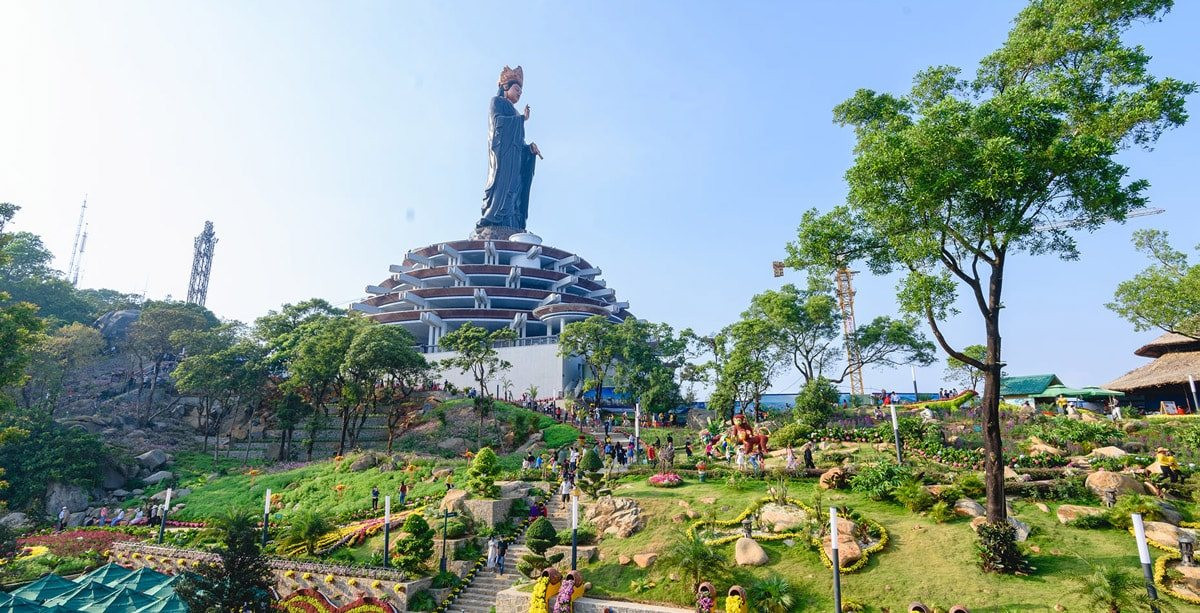 Chủ tịch Sun Group bày tỏ với Thủ tướng: "Mong muốn doanh nghiệp bất động sản có khả năng tiếp cận nguồn vốn tín dụng chi phí thấp hơn" - Ảnh 1. Chủ tịch Sun Group bày tỏ với Thủ tướng: "Mong muốn doanh nghiệp bất động sản có khả năng tiếp cận nguồn vốn tín dụng chi phí thấp hơn" - Ảnh 1.