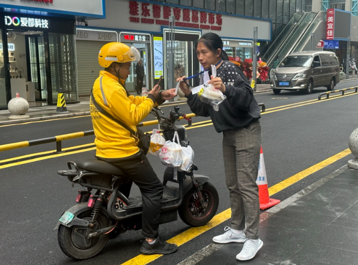 Trung Quốc bùng nổ dịch vụ 'nhận hộ đồ ăn' - Ảnh 1. Trung Quốc bùng nổ dịch vụ 'nhận hộ đồ ăn' - Ảnh 1.