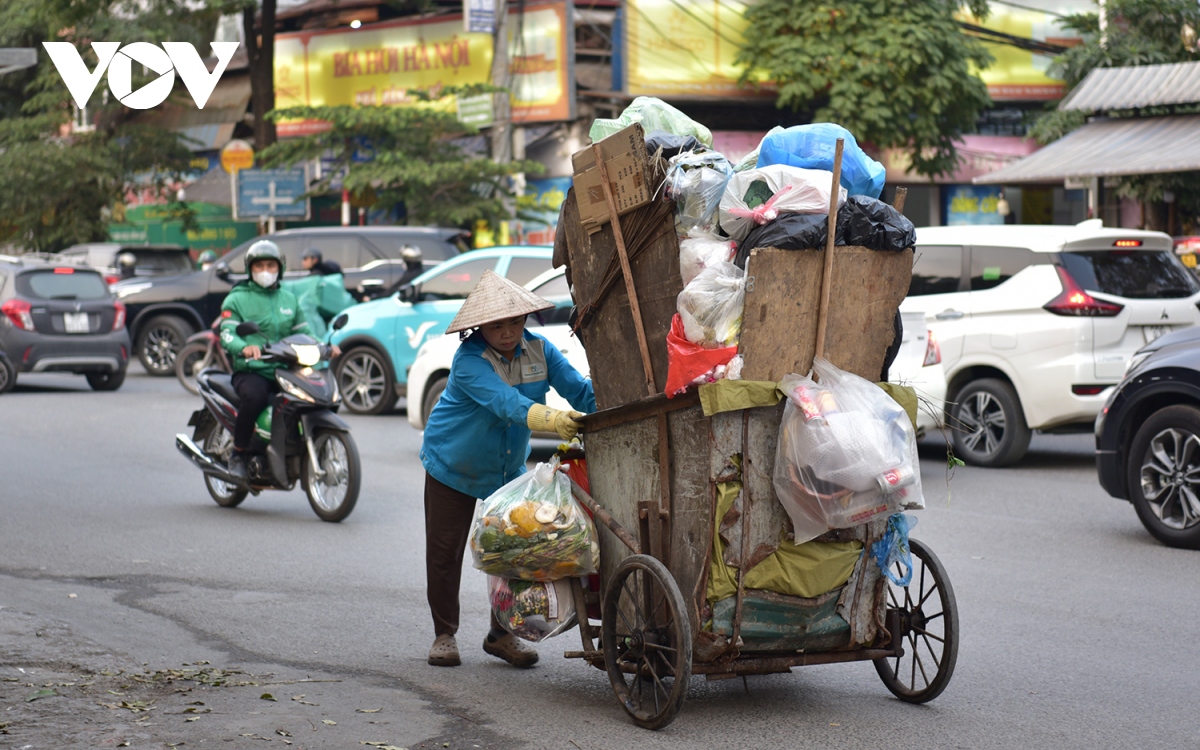 Xe tập kết rác chiếm dụng lòng đường gây cản trở giao thông ở Hà Nội - Ảnh 9.