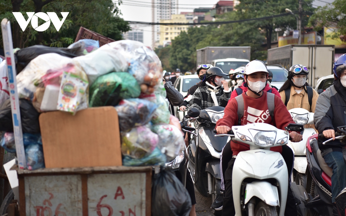 Xe tập kết rác chiếm dụng lòng đường gây cản trở giao thông ở Hà Nội - Ảnh 2.