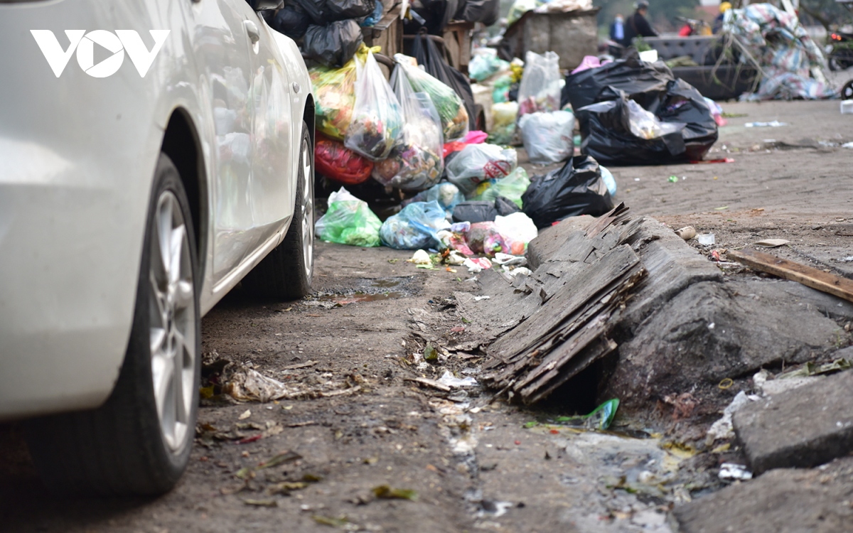 Xe tập kết rác chiếm dụng lòng đường gây cản trở giao thông ở Hà Nội - Ảnh 5.