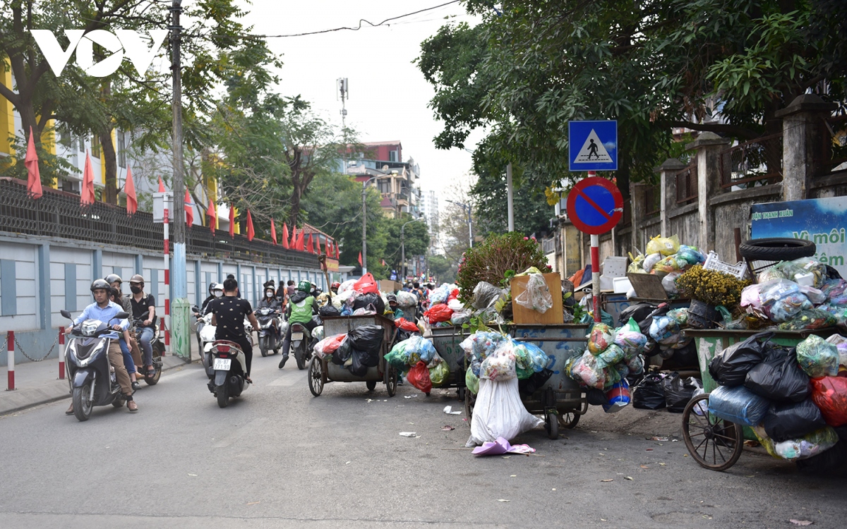 Xe tập kết rác chiếm dụng lòng đường gây cản trở giao thông ở Hà Nội - Ảnh 11.