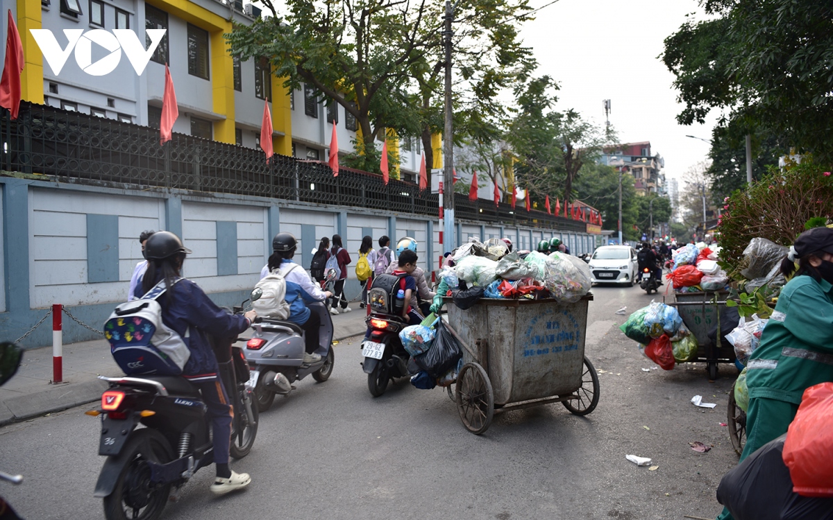 Xe tập kết rác chiếm dụng lòng đường gây cản trở giao thông ở Hà Nội - Ảnh 12.