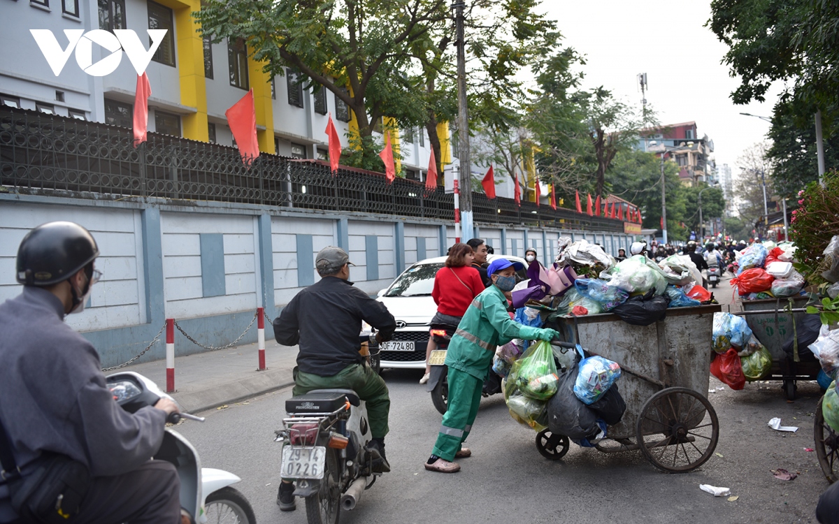 Xe tập kết rác chiếm dụng lòng đường gây cản trở giao thông ở Hà Nội - Ảnh 13.
