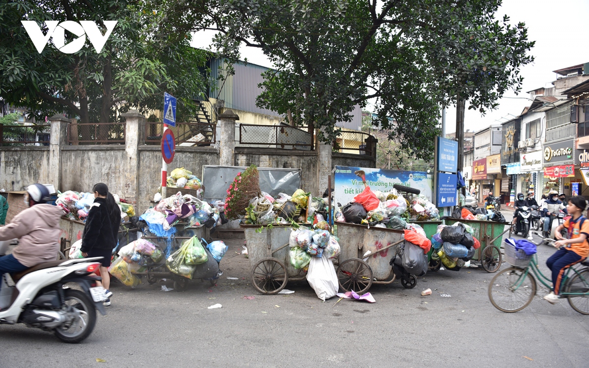 Xe tập kết rác chiếm dụng lòng đường gây cản trở giao thông ở Hà Nội - Ảnh 14.