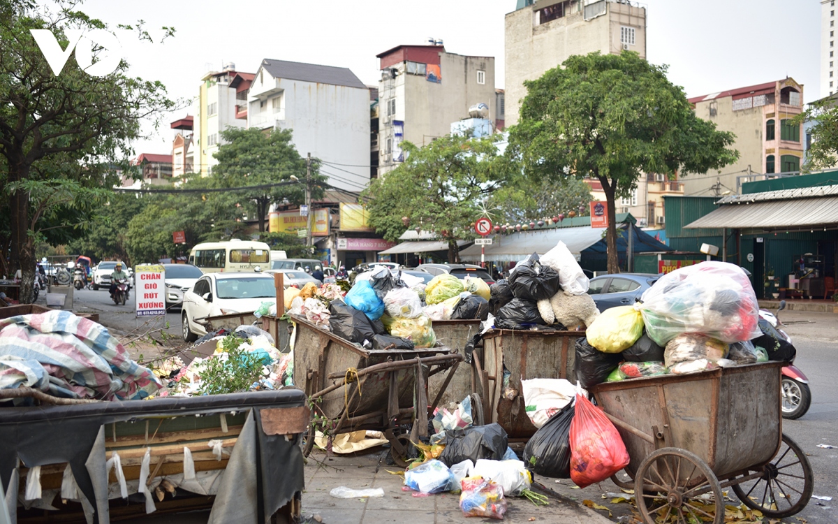 Xe tập kết rác chiếm dụng lòng đường gây cản trở giao thông ở Hà Nội - Ảnh 7.